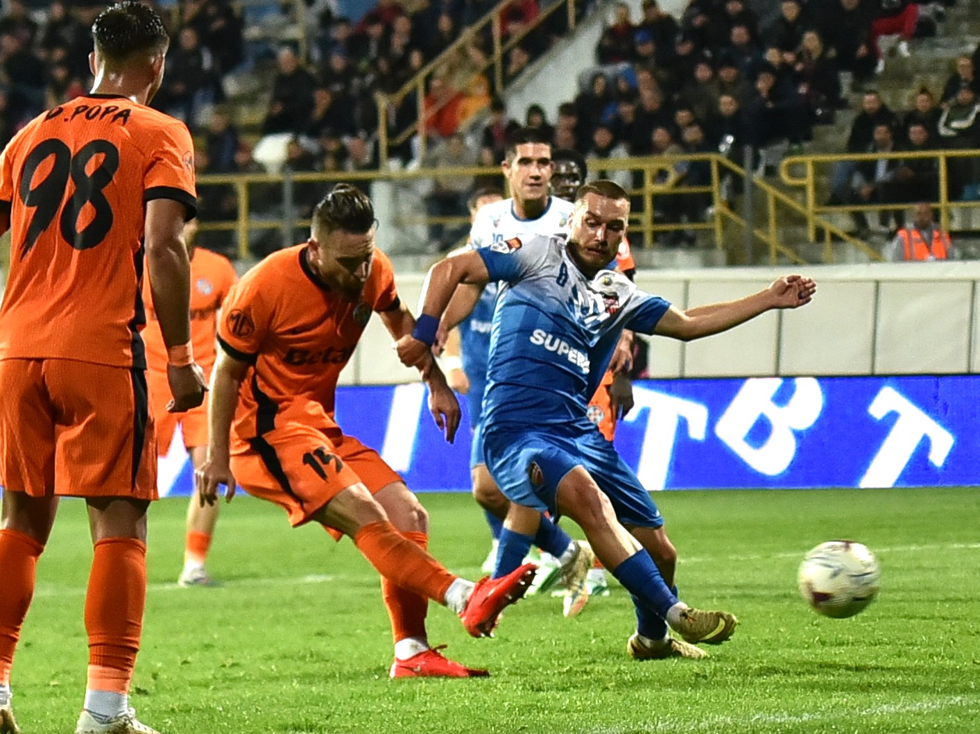 Ofri Arad si Antonio Bradu in meciul de fotbal dintre CS Gloria Bistrita si FCSB, contand pentru Cupaa Romaniei Betano, desfasurat pe Stadionul Jean Padureanu din Bistrita, joi 29 octombrie 2026. © FOTO:Alexandra Cristina Grigorescu/SPORT PICTURES