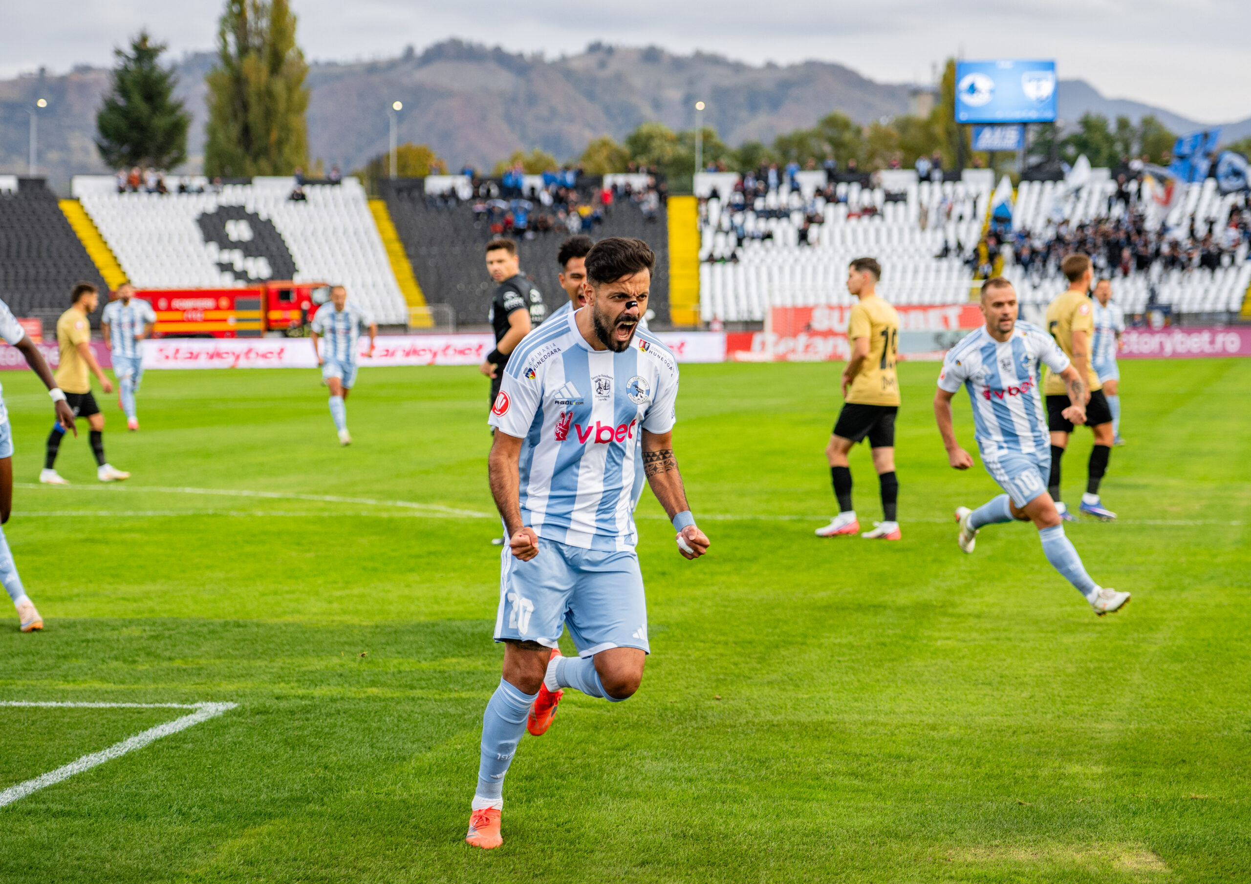 Sergio Ribeiro de la Corvinul, celebrand gol marcat în timpul partidei din etapa a 11-a a SuperLigii României, dintre Corvinul Hunedoara și FC Voluntari, disputată pe Stadionul „Petre Libardi” din Petroșani, România, 9 octombrie 2026. FOTO / Raul Marica / SportPulse
