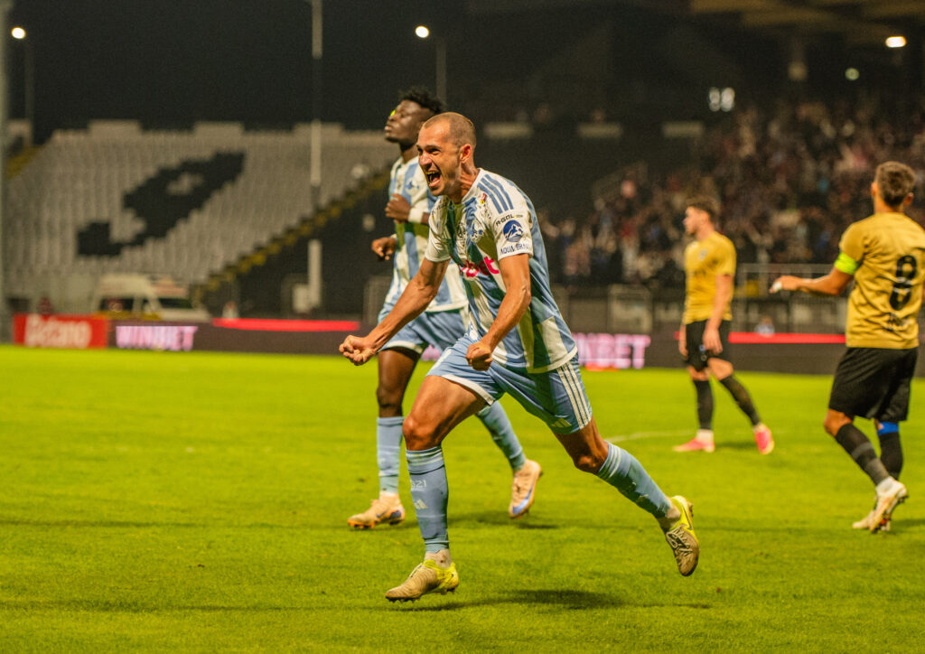 Cararus de la Corvinul Hunedoara, celebrand golul al treilea marcat pentru echipa sa din etapa a 11-a a SuperLigii României, dintre Corvinul Hunedoara și FC Voluntari, disputată pe Stadionul „Petre Libardi” din Petroșani, România, 9 octombrie 2026. FOTO / Raul Marica / SportPulse