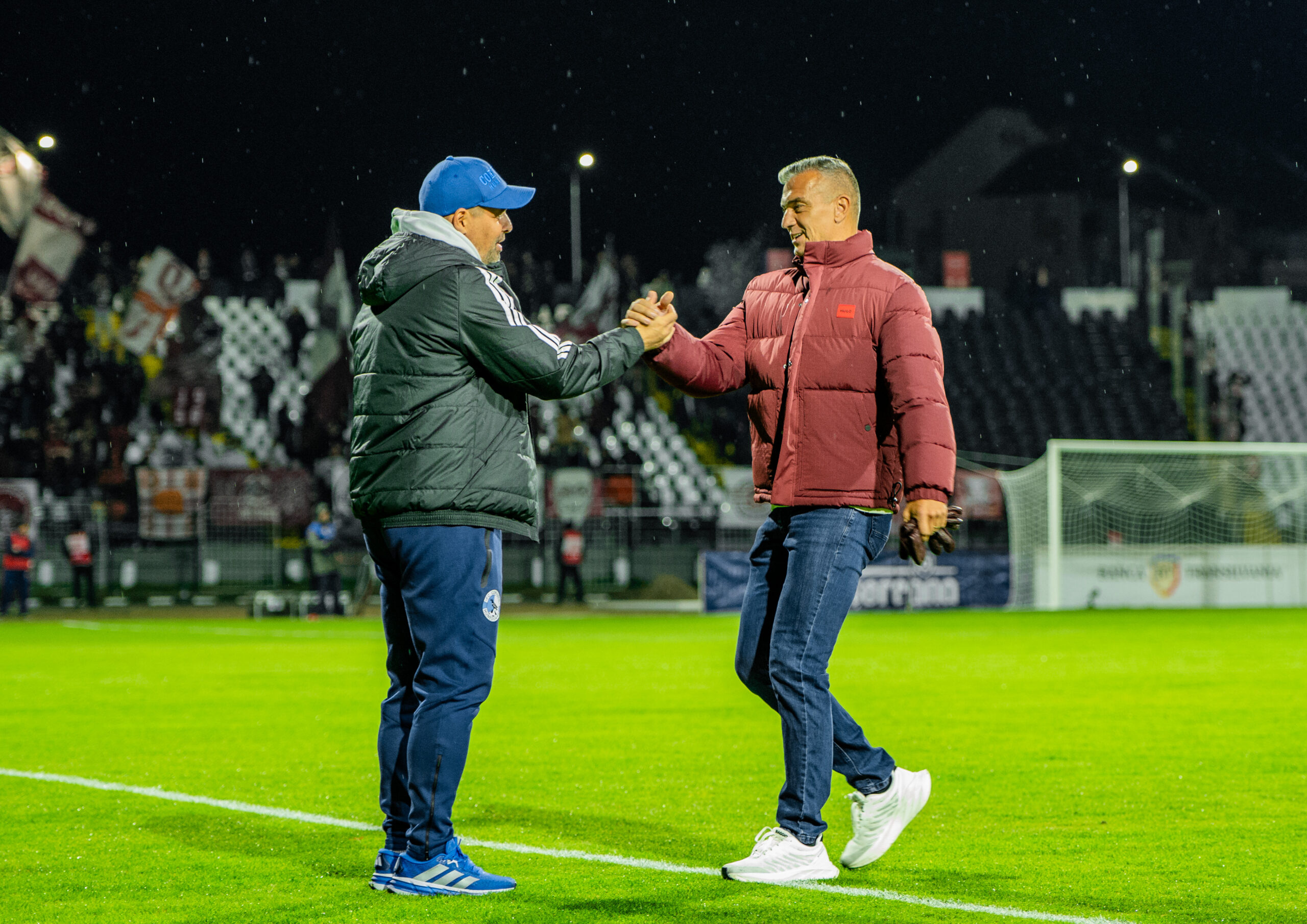 Florin Maxim antrenor Corvinul și Daniel Pancu antrenor Rapid, înaintea partidei din etapa a 2-a a Grupei A din Cupa României Betano 2026/2027, dintre Corvinul Hunedoara și Rapid București, disputată pe Stadionul „Petre Libardi” din Petroșani, România, 27 octombrie 2026. ©FOTO / Raul Marica / SportPulse