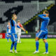 Mario Bratu si Roger Junio de la Corvinul, în timpul partidei din etapa a 2-a a Grupei A din Cupa României Betano 2026/2027, dintre Corvinul Hunedoara și Rapid București, disputată pe Stadionul „Petre Libardi” din Petroșani, România, 27 octombrie 2026. ©FOTO / Raul Marica / SportPulse
