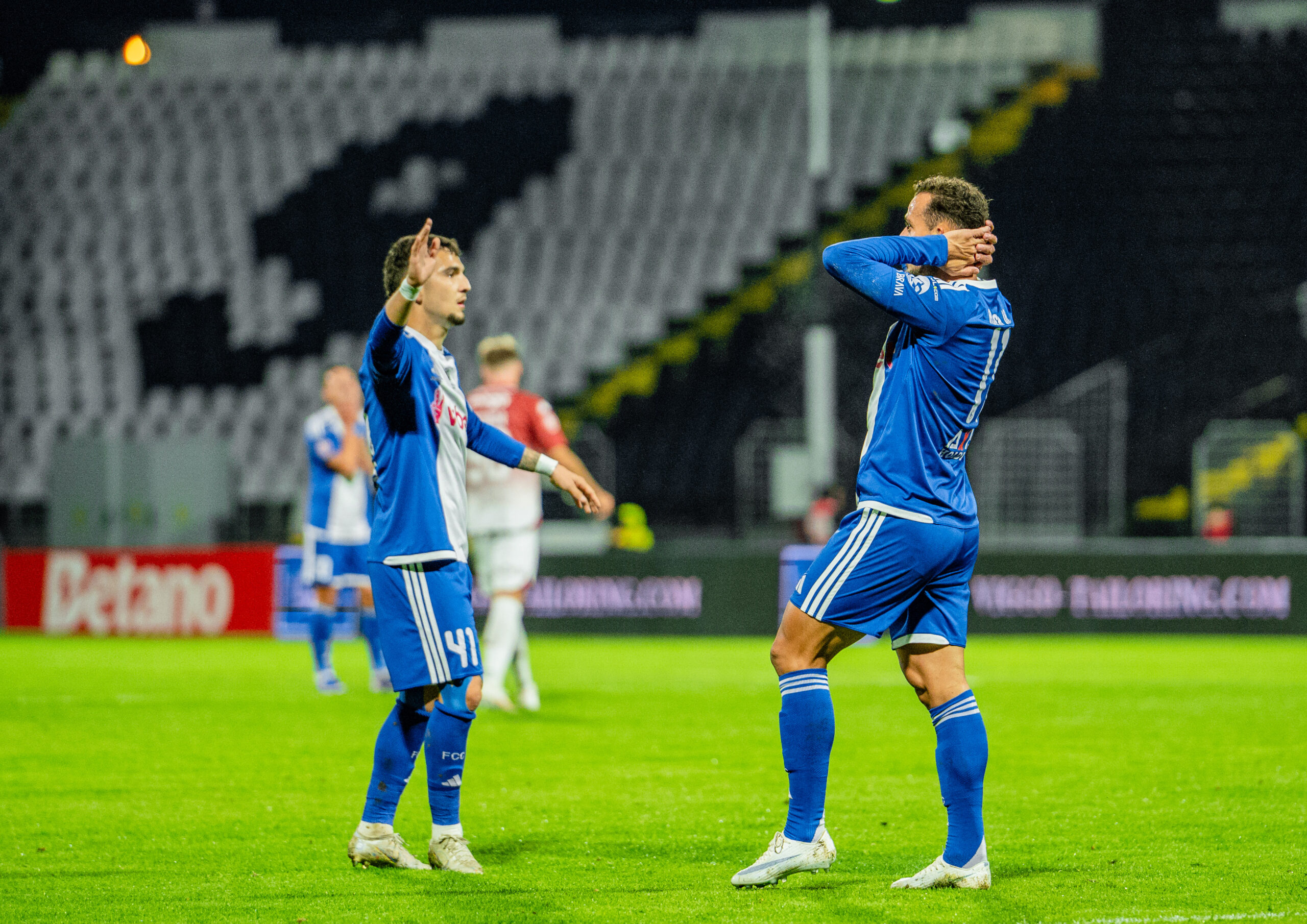 Mario Bratu si Roger Junio de la Corvinul, în timpul partidei din etapa a 2-a a Grupei A din Cupa României Betano 2026/2027, dintre Corvinul Hunedoara și Rapid București, disputată pe Stadionul „Petre Libardi” din Petroșani, România, 27 octombrie 2026. ©FOTO / Raul Marica / SportPulse