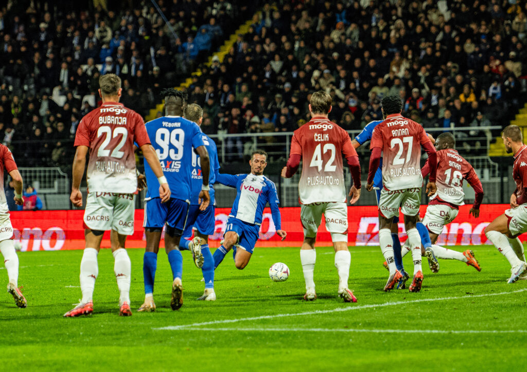 Roger Junio de la Corvinul, în timpul partidei din etapa a 2-a a Grupei A din Cupa României Betano 2026/2027, dintre Corvinul Hunedoara și Rapid București, disputată pe Stadionul „Petre Libardi” din Petroșani, România, 27 octombrie 2026. ©FOTO / Raul Marica / SportPulse