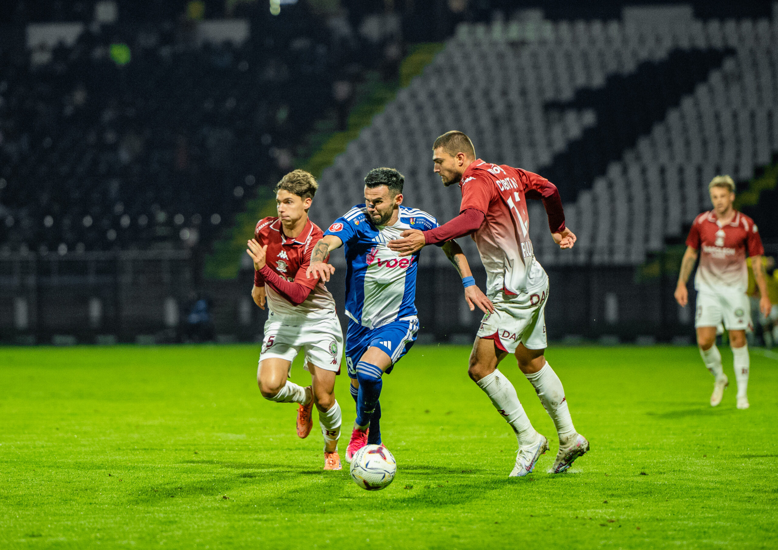 Nicolae Pirvulescu de la Corvinul și Denis Ciobotariu de la Rapid, în timpul partidei din etapa a 2-a a Grupei A din Cupa României Betano 2026/2027, dintre Corvinul Hunedoara și Rapid București, disputată pe Stadionul „Petre Libardi” din Petroșani, România, 27 octombrie 2026. ©FOTO / Raul Marica / SportPulse