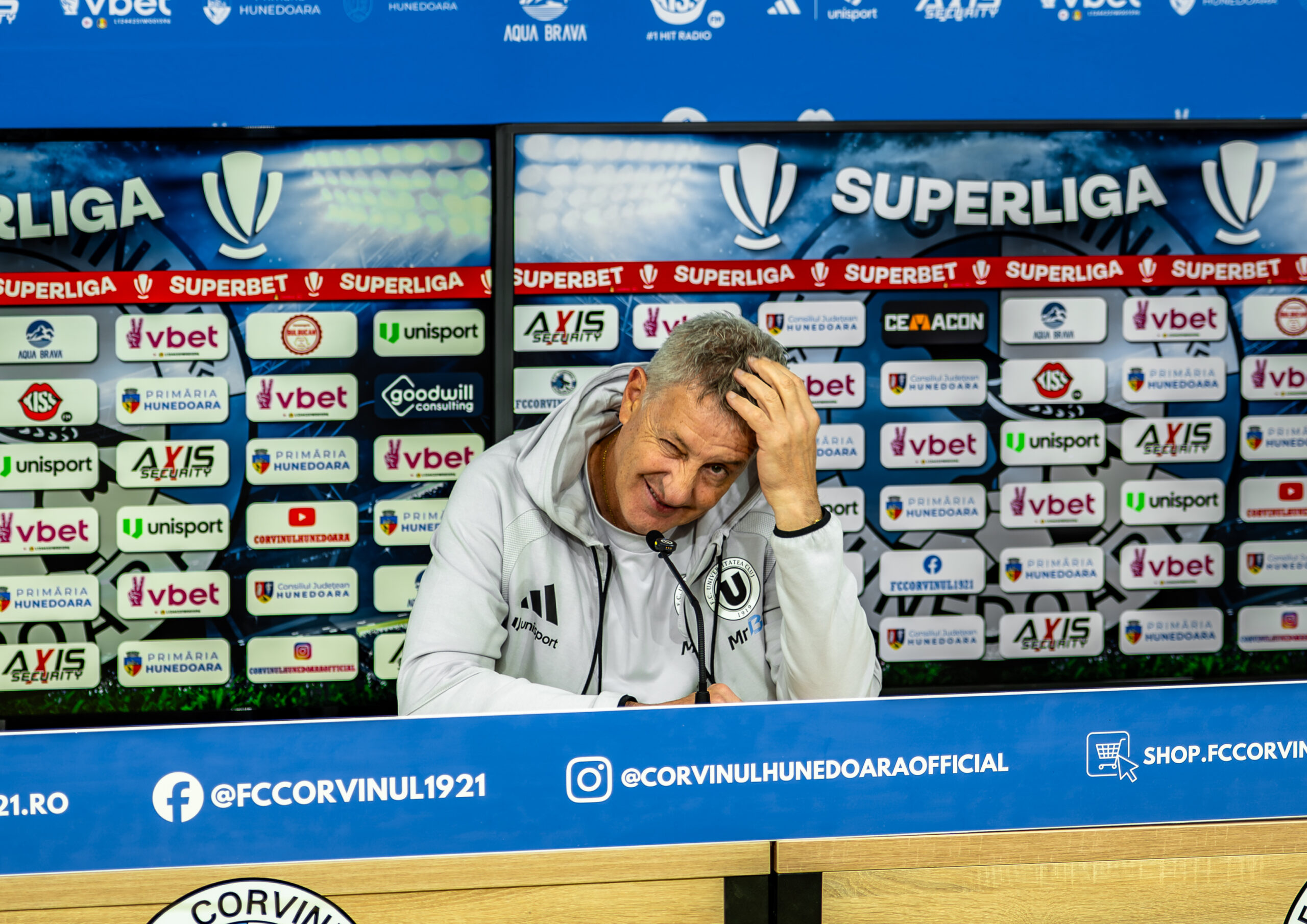 Cristiano Bergodi antrenor U Cluj, în timpul partidei din etapa a 13-a a SuperLigii României, dintre Corvinul Hunedoara și Universitatea Cluj, disputată pe Stadionul „Petre Libardi” din Petrosani, România, 23 octombrie 2026. ©FOTO / Raul Marica / SportPulse