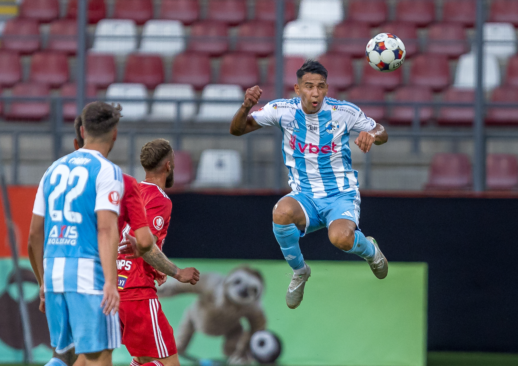 Angel Gillard de la Corvinul in duel pentru minge in partida contand pentru etapa a 3-a din SuperLiga dintre Corvinul Hunedoara vs Sepsi OSK, Stadion Francisc Neuman, Arad, ©FOTO: Emil Sebastian Popescu / SportPulse