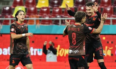 Raul Marian Oprut il felicita pe Diogo Costa Pinto dupa un gol marcat in meciul de fotbal dintre Dinamo Bucuresti si Chindia Targoviste, contand pentru Cupa Romaniei Betano, desfasurat pe Arena Nationala din Bucuresti, miercuri 28 octombrie 2026. © FOTO:Gheorghe Fluster/SPORT PICTURES