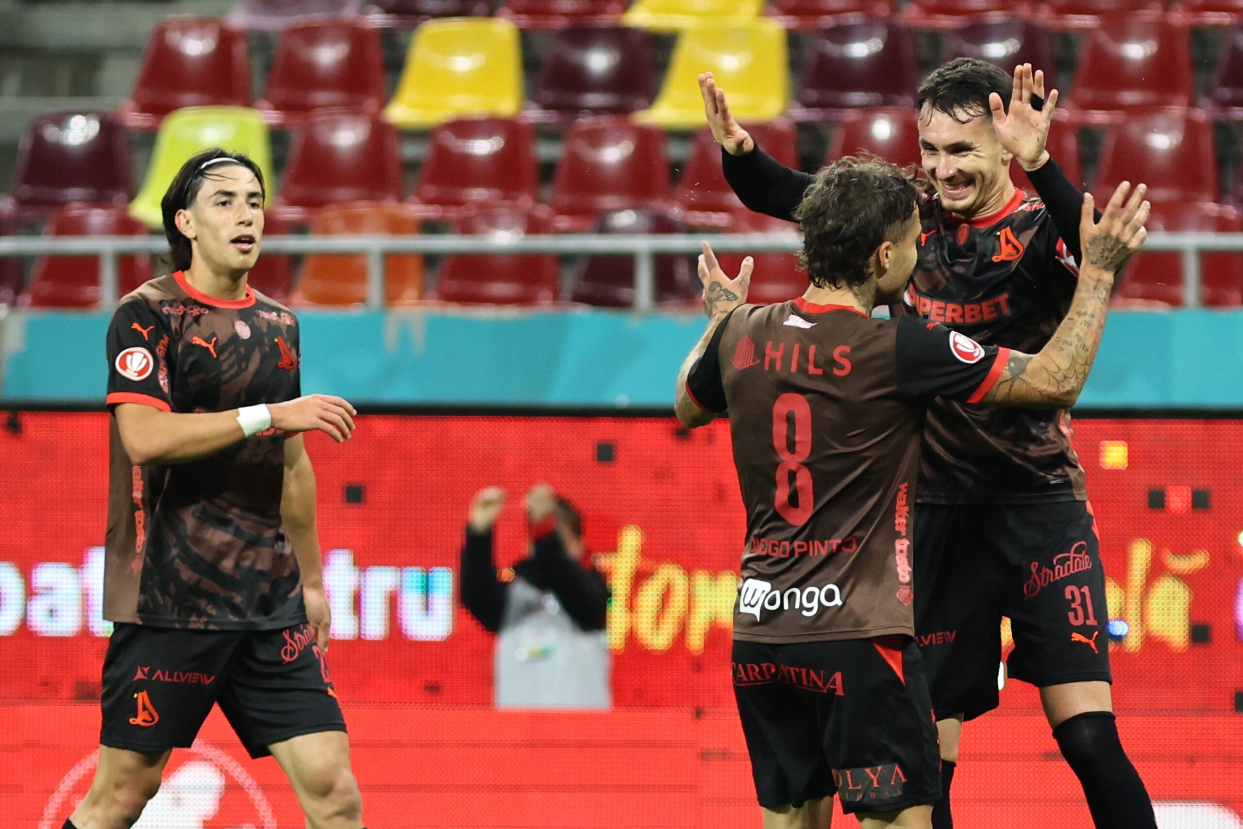 Raul Marian Oprut il felicita pe Diogo Costa Pinto dupa un gol marcat in meciul de fotbal dintre Dinamo Bucuresti si Chindia Targoviste, contand pentru Cupa Romaniei Betano, desfasurat pe Arena Nationala din Bucuresti, miercuri 28 octombrie 2026. © FOTO:Gheorghe Fluster/SPORT PICTURES