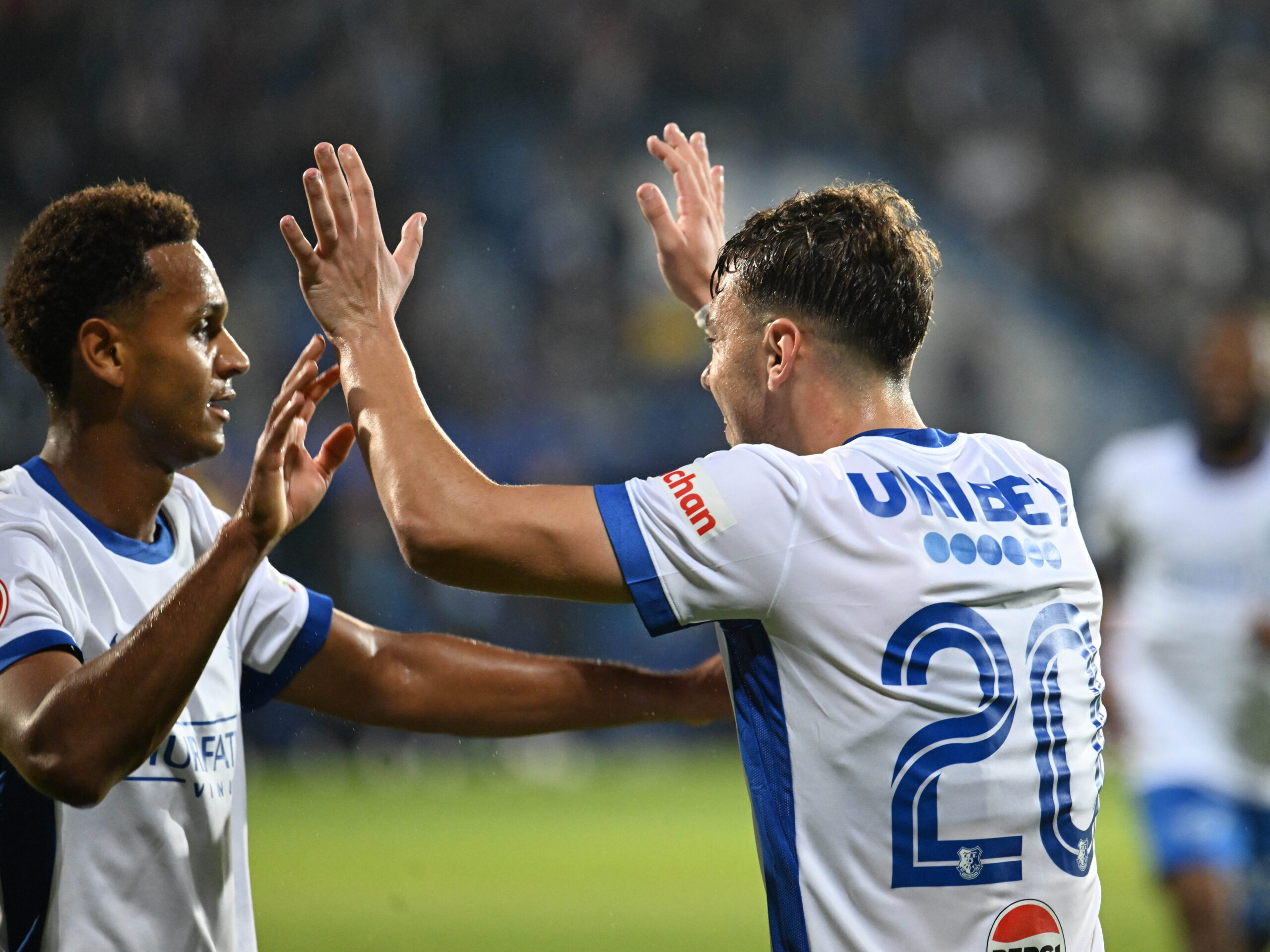 Eduard Gabriel Radaslavescu îl felicită pe Matteo Alrich Mawule Ahlinvi dupa un gol marcat in meciul de fotbal dintre Farul Constanta si Petrolul Ploiesti, contand pentru Superliga Superbet, desfasurat pe Stadionul Central al Academiei Gheorghe Hagi din Ovidiu, duminica 11 octombrie 2026. © FOTO:Razvan Pasarica/SPORT PICTURES