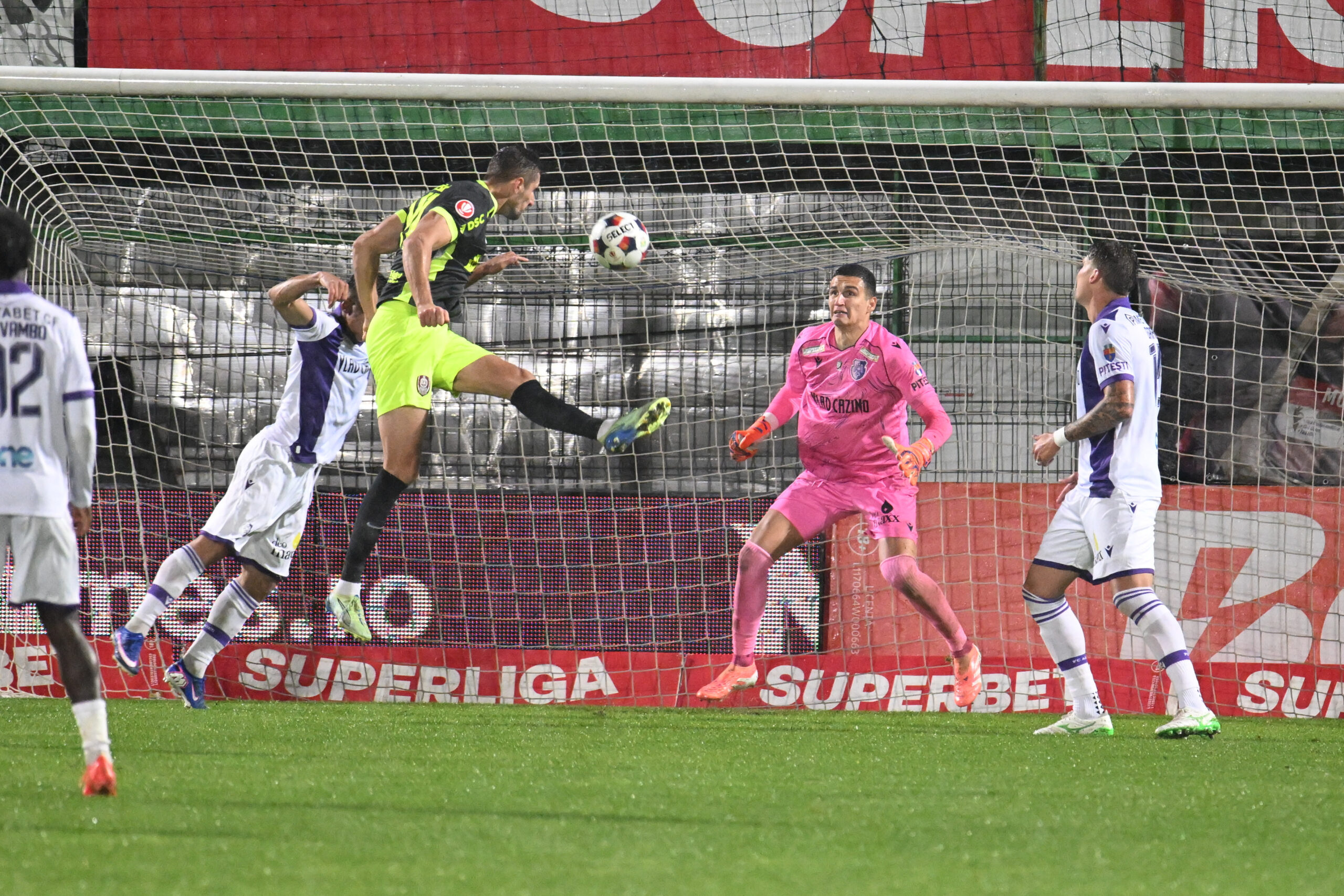 Anton Kresic marchează un gol în poarta lui Igor Nikic de langa fotbalistii argeseni Costinel Andrei Tofan si Guilherme Garutti Gomes in meciul dintre FC Arges si CFR Cluj, contand pentru Superliga SUPERBET, desfasurat pe Stadionul Orasenesc din Mioveni, luni 12 octombrie 2026. © FOTO:Razvan Pasarica/SPORT PICTURES