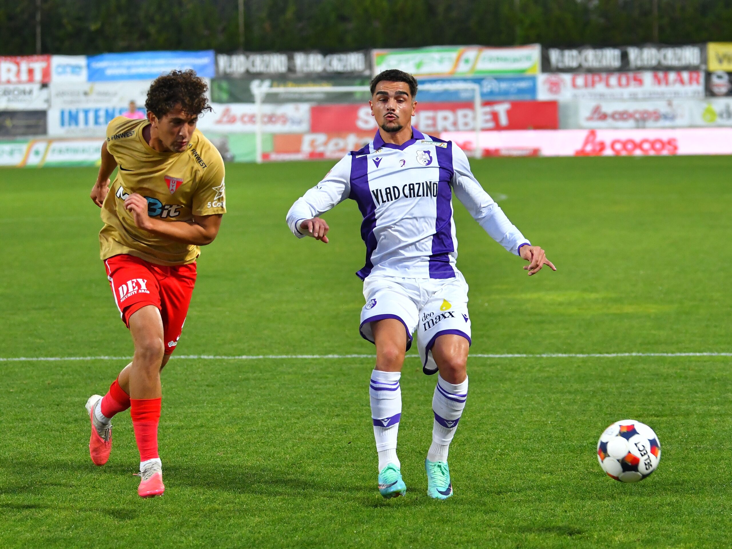 Omar Sayed Mohamed Mahmoud El Sawy si Tiago Lisboa Silva Goncalves in meciul de fotbal dintre FC Arges si UTA Arad, contand pentru Superliga Superbet, desfasurat pe Stadionul Orasenesc din Mioveni, sambata 24 octombrie 2026. © FOTO:Mihai Nitoiu/SPORT PICTURES