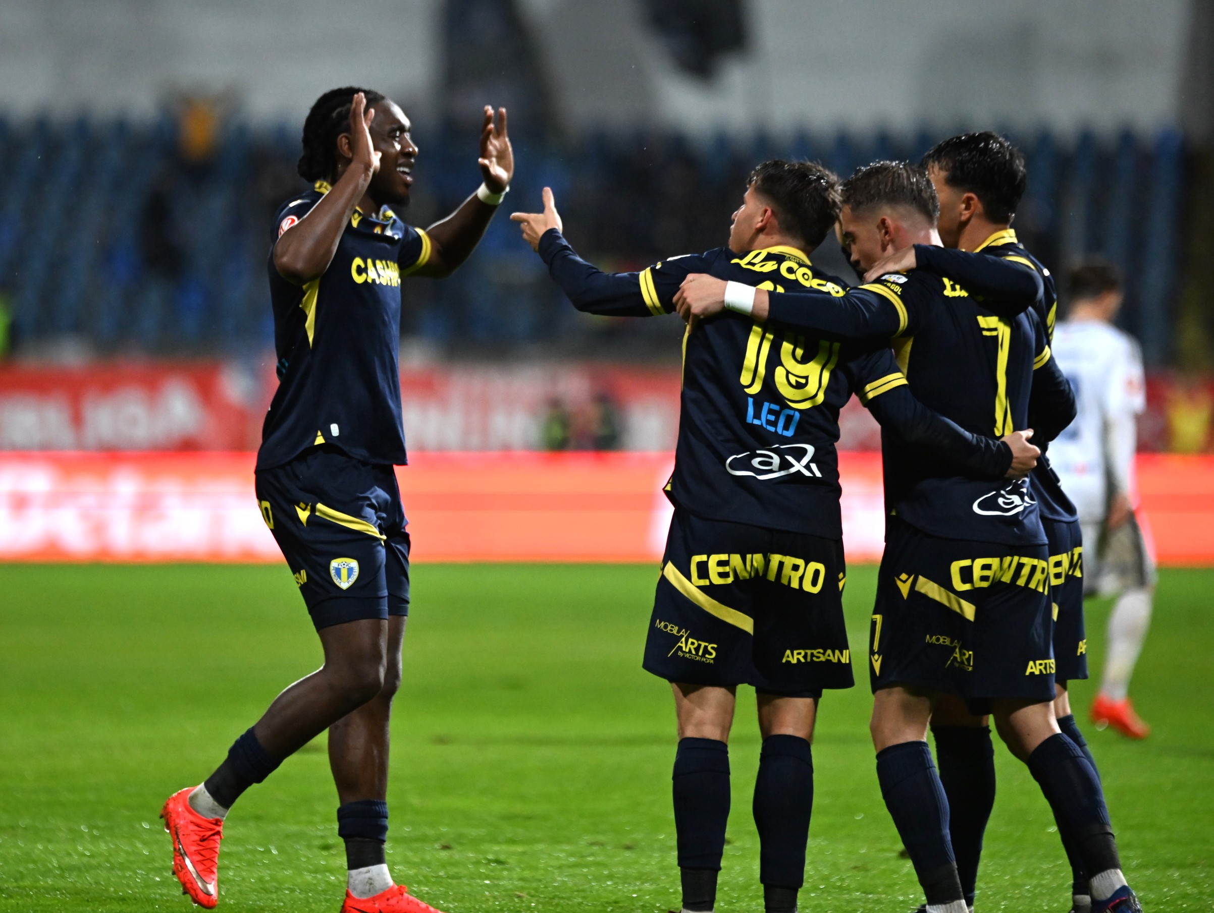 Fotbalistii ploiesteni se bucura dupa un gol marcat in meciul de fotbal dintre FC Botosani si FC Petrolul Ploiesti, contand pentru Superliga Superbet, desfasurat pe Stadionul Municipal din Botosani, vineri 23 octombrie 2026. © FOTO:Tudy/SPORT PICTURES