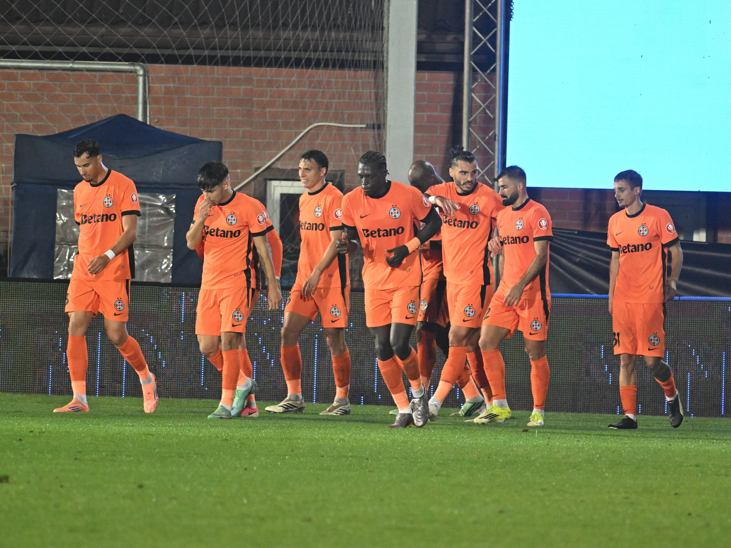 Bucurie a fotbalistilor ros-albastrii Andre Lourenco Duarte, Ricardo Alexandru Padurariu, Risto Radunovic, Joyskim Aurélien Dawa Tchakonte, Karlo Muhar, Valentin Cretu si Juri Cisotti dupa un gol marcat in meciul de fotbal dintre FC Voluntari si FCSB, contand pentru Superliga Superbet, desfasurat pe Stadionul Anghel Iordanescu din Voluntari, luni 19 octombrie 2026. © FOTO:Razvan Pasarica/SPORT PICTURES