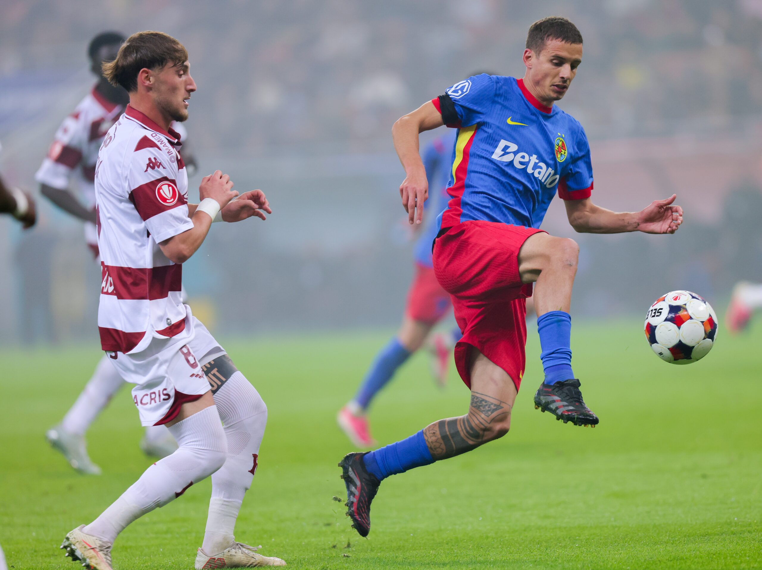 Juri Cisotti si Constantin Grameni in meciul de fotbal dintre FCSB si FC Rapid Bucuresti, contand pentru Superliga Superbet, desfasurat pe Arena Nationala din Bucuresti, sambata 24 octombrie 2026. © FOTO:Mihai-Antonio Vasile/SPORT PICTURES