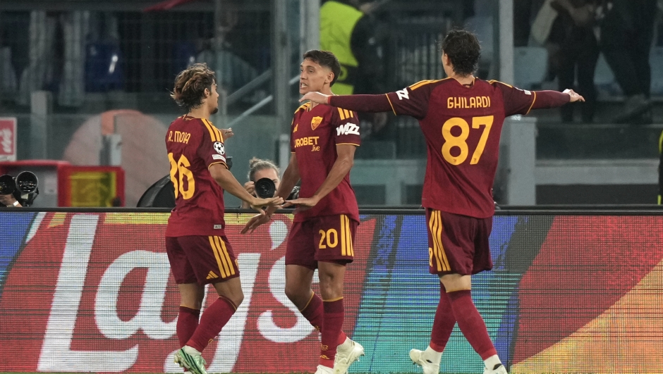 Nahuel Molina (20), Rodrigo Mora (86) si Daniele Ghilardi (87) de la AS Roma celebrand dupa golul marcat, FOTO:IMAGO