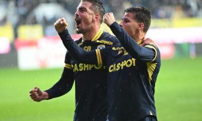 Fotbalistii ploiesteni Rodrigo Miguel Forte De Paes Martins si Leonardo Jose Dos Santos Teixeira se bucura dupa un gol marcat in meciul dintre Petrolul Ploiesti si Sepsi OSK Sfantu Gheorghe, contand pentru Superliga Superbet, desfasurat pe Stadionul Ilie Oana din Ploiesti, sambata 17 octombrie 2026. © FOTO:Razvan Pasarica/SPORT PICTURES
