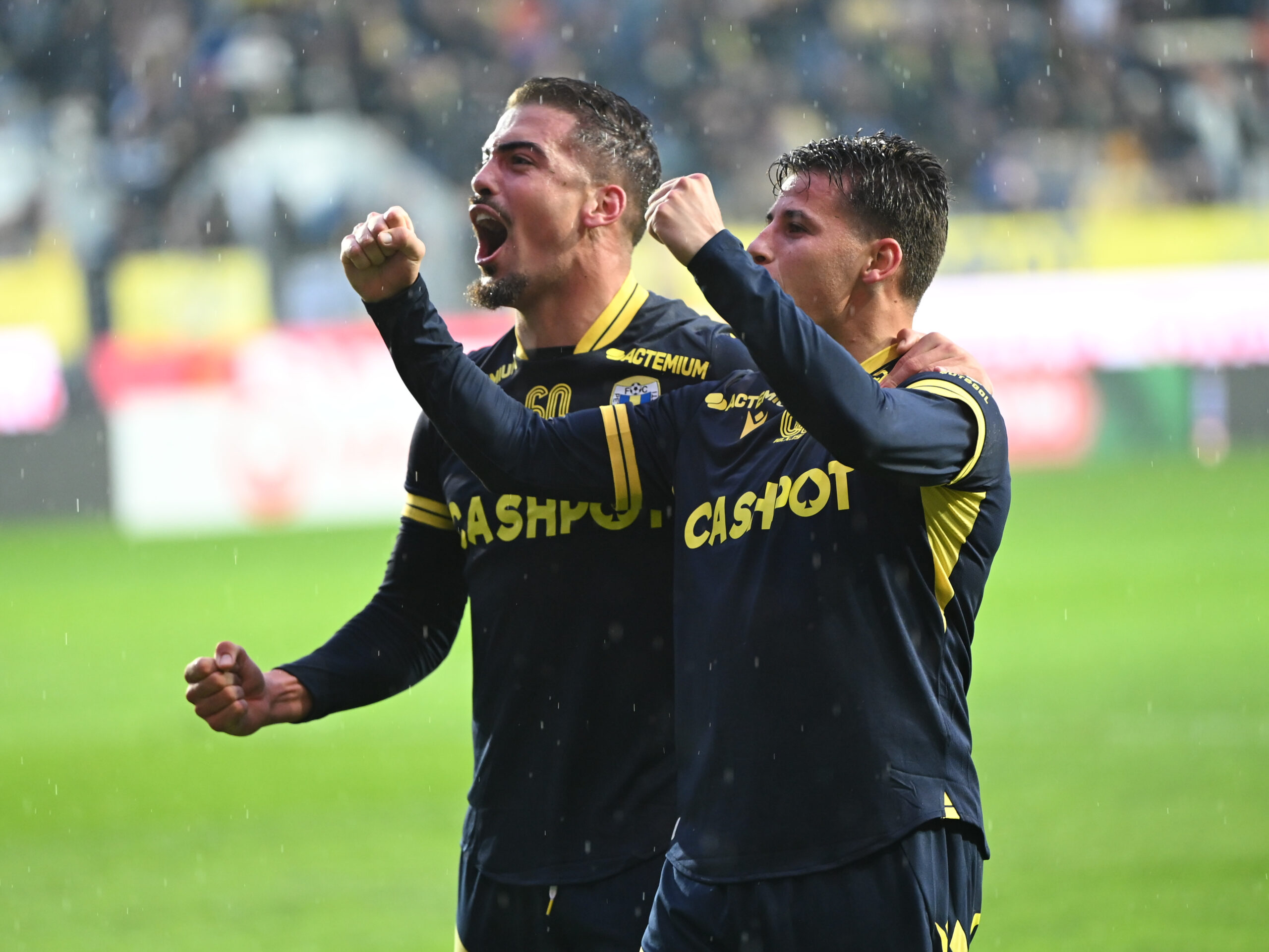 Fotbalistii ploiesteni Rodrigo Miguel Forte De Paes Martins si Leonardo Jose Dos Santos Teixeira se bucura dupa un gol marcat in meciul dintre Petrolul Ploiesti si Sepsi OSK Sfantu Gheorghe, contand pentru Superliga Superbet, desfasurat pe Stadionul Ilie Oana din Ploiesti, sambata 17 octombrie 2026. © FOTO:Razvan Pasarica/SPORT PICTURES