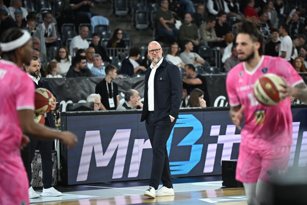 Mihai Silvasan antrenor U-BT Cluj-Napoca și înaintea partidei de baschet din etapa a 3-a a Grupei B din ABA League, dintre U-BT Cluj-Napoca și Dubai Basketball, disputată în Sala BT Arena din Cluj-Napoca, România, 11 octombrie 2026. ©FOTO / Ciprian Pop / SportPulse