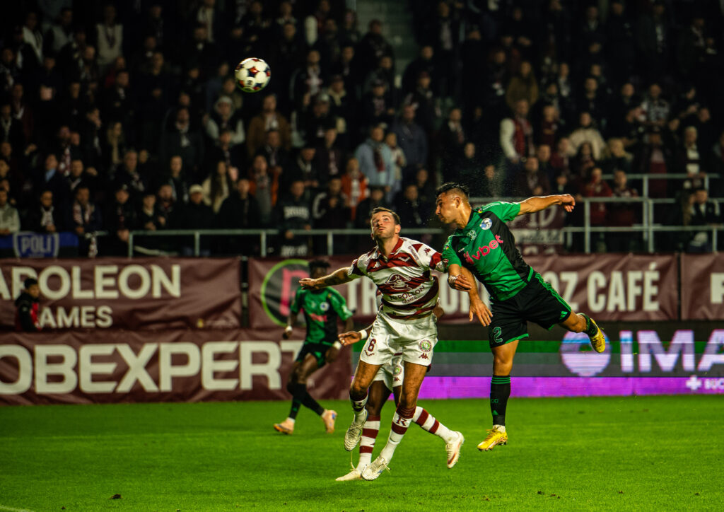 Lars Kramer de la Rapid și Angel Gillard de la Corvinul, în duel în timpul partidei din etapa a 12-a a SuperLigii României, dintre Rapid București și Corvinul Hunedoara, disputată pe Stadionul „Giulești” din București, România, 17 octombrie 2026. ©FOTO / Raul Marica / SportPulse