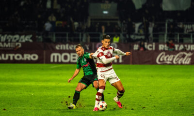 Alexandru Dobre de la Rapid și Alexandru Neacsa de la Corvinul, în duel în timpul partidei din etapa a 12-a a SuperLigii României, dintre Rapid București și Corvinul Hunedoara, disputată pe Stadionul „Giulești” din București, România, 17 octombrie 2026. ©FOTO / Raul Marica / SportPulse