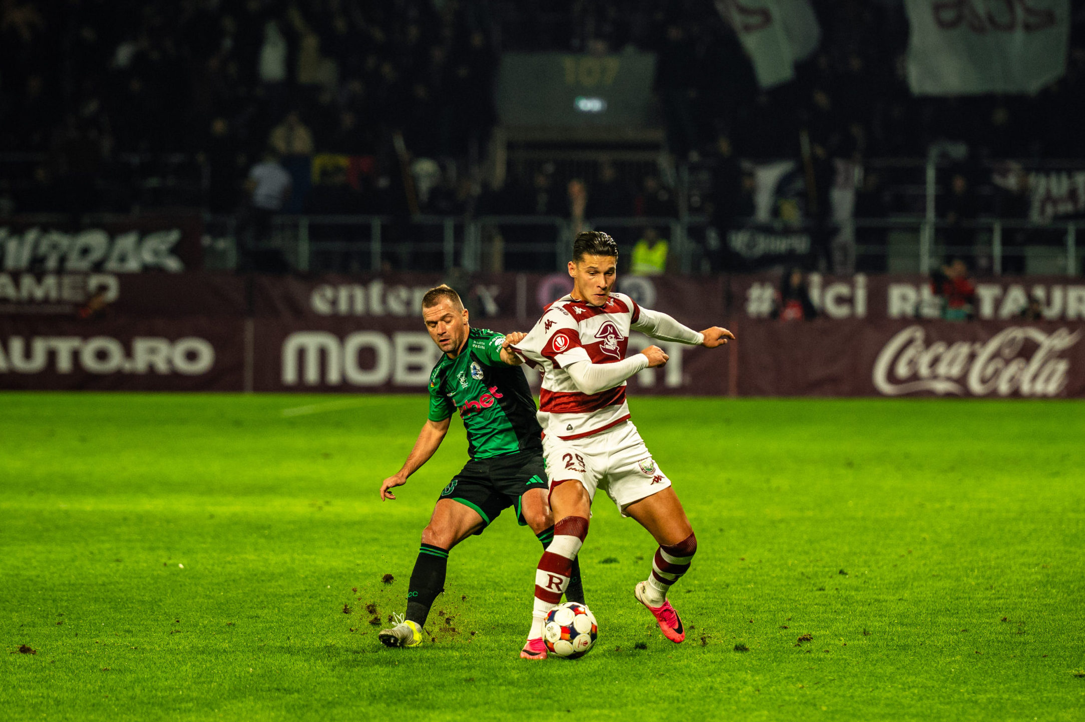 Alexandru Dobre de la Rapid și Alexandru Neacsa de la Corvinul, în duel în timpul partidei din etapa a 12-a a SuperLigii României, dintre Rapid București și Corvinul Hunedoara, disputată pe Stadionul „Giulești” din București, România, 17 octombrie 2026. ©FOTO / Raul Marica / SportPulse