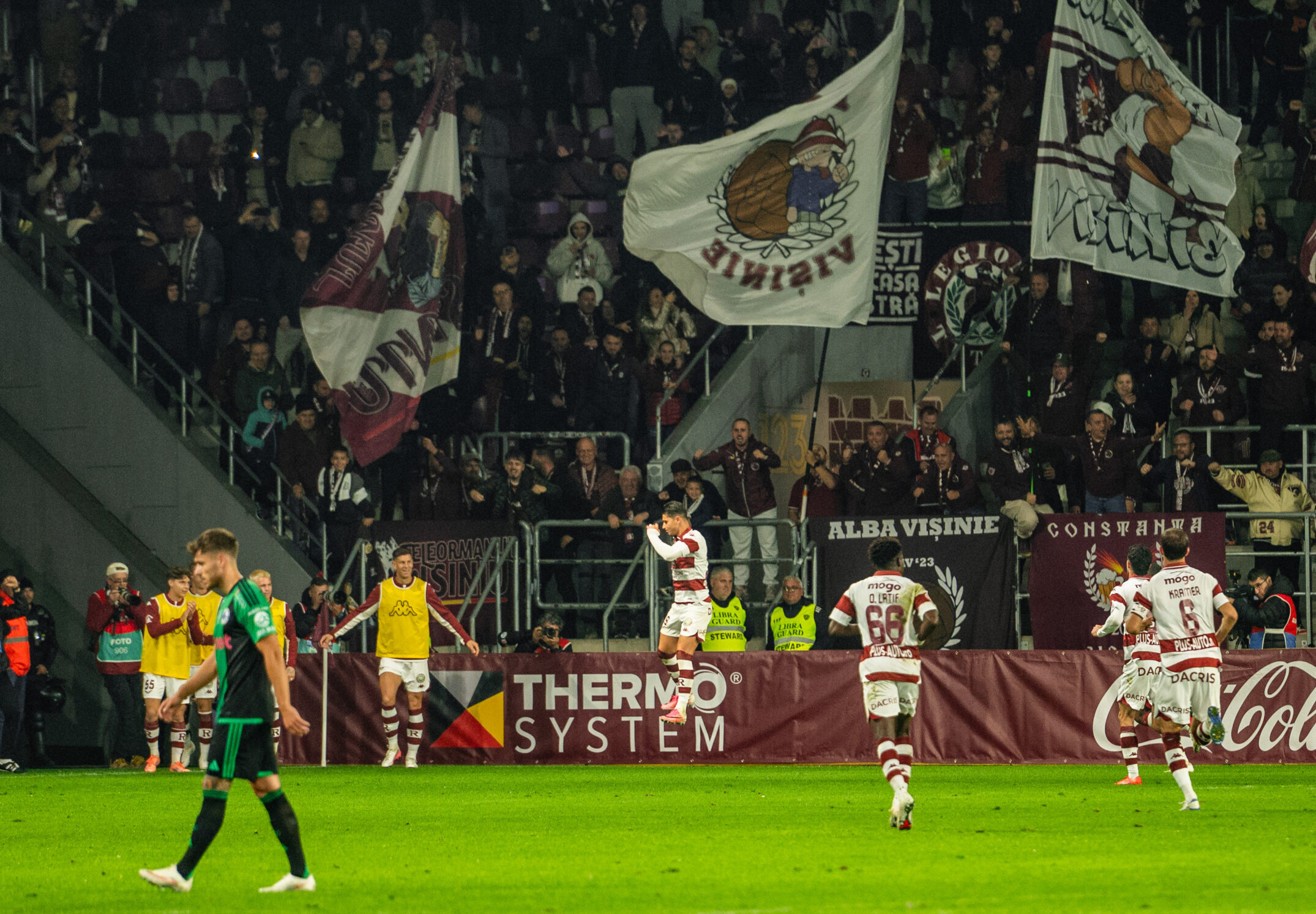 Alex Dobre de la Rapid, celebrand golul primul gol marcat pentru echipa sa în timpul partidei din etapa a 12-a a SuperLigii României, dintre Rapid București și Corvinul Hunedoara, disputată pe Stadionul „Giulești” din București, România, 17 octombrie 2026. ©FOTO / Raul Marica / SportPulse