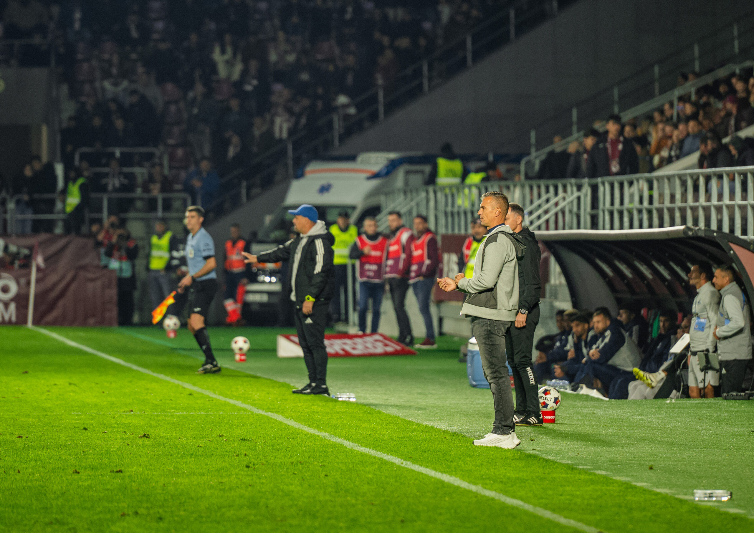 Daniel Pancu antrenor Rapid și Florn Maxim antrenor Corvinul în timpul partidei din etapa a 12-a a SuperLigii României, dintre Rapid București și Corvinul Hunedoara, disputată pe Stadionul „Giulești” din București, România, 17 octombrie 2026. ©FOTO / Raul Marica / SportPulse