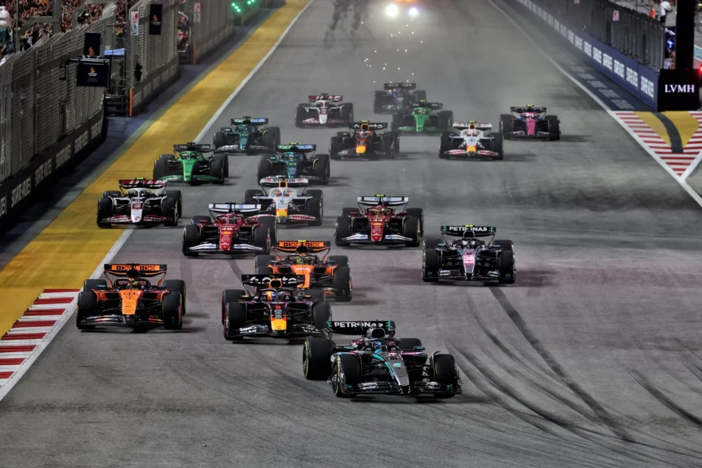 Startul cursei din 2025 Singapore Grand Prix, castigat de George Russell, FOTO:IMAGO
