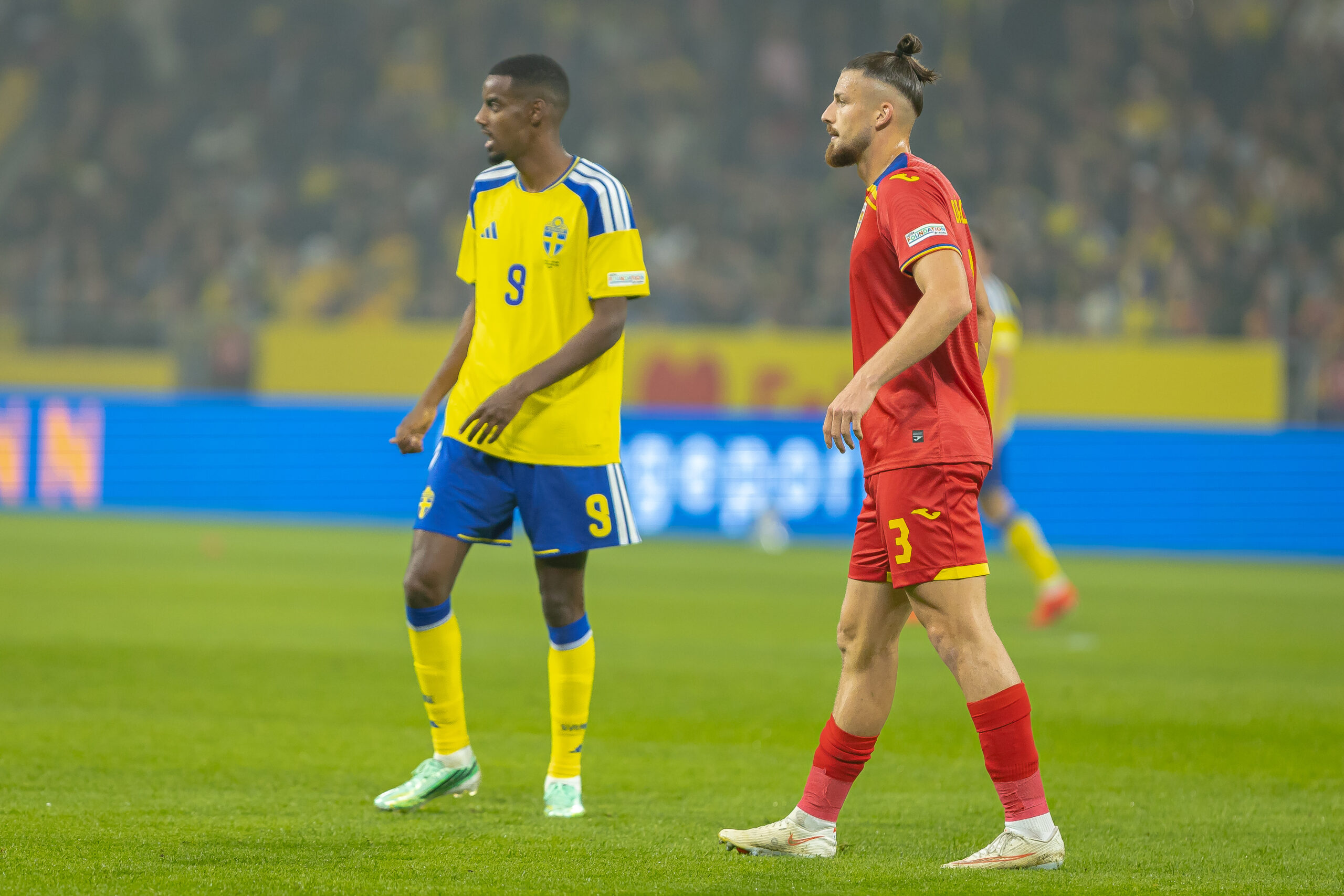 Radu Dragusin si Isak Alexander in partida Suedia vs Romania din UEFA Nations League, disputata pe Strawberry Arena, Solna, Suedia © FOTO:Emil Sebastian Popescu/ESPphoto