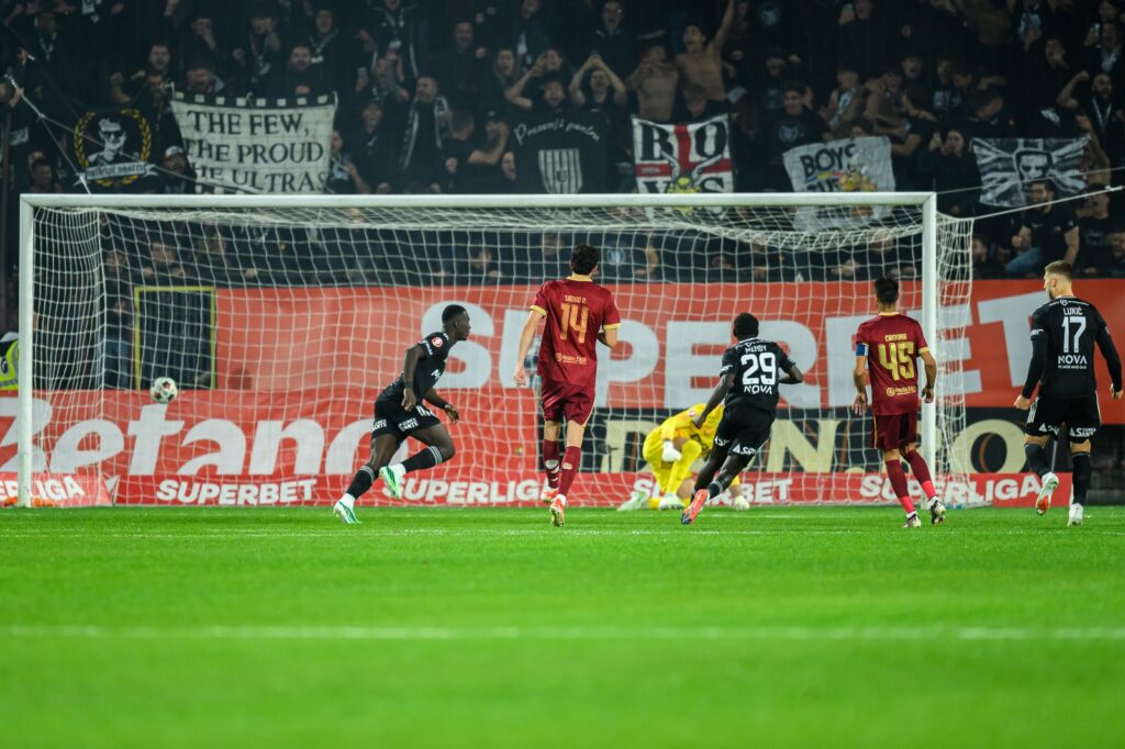 Issouf Macalou de la Universitatea Cluj, marcand în partida restantă din etapa a 4-a a SuperLigii României, dintre CFR Cluj și Universitatea Cluj, disputată pe Stadionul „Dr. Constantin Rădulescu” din Cluj-Napoca, România, 8 octombrie 2026. ©FOTO / Ciprian Pop/ SportPulse