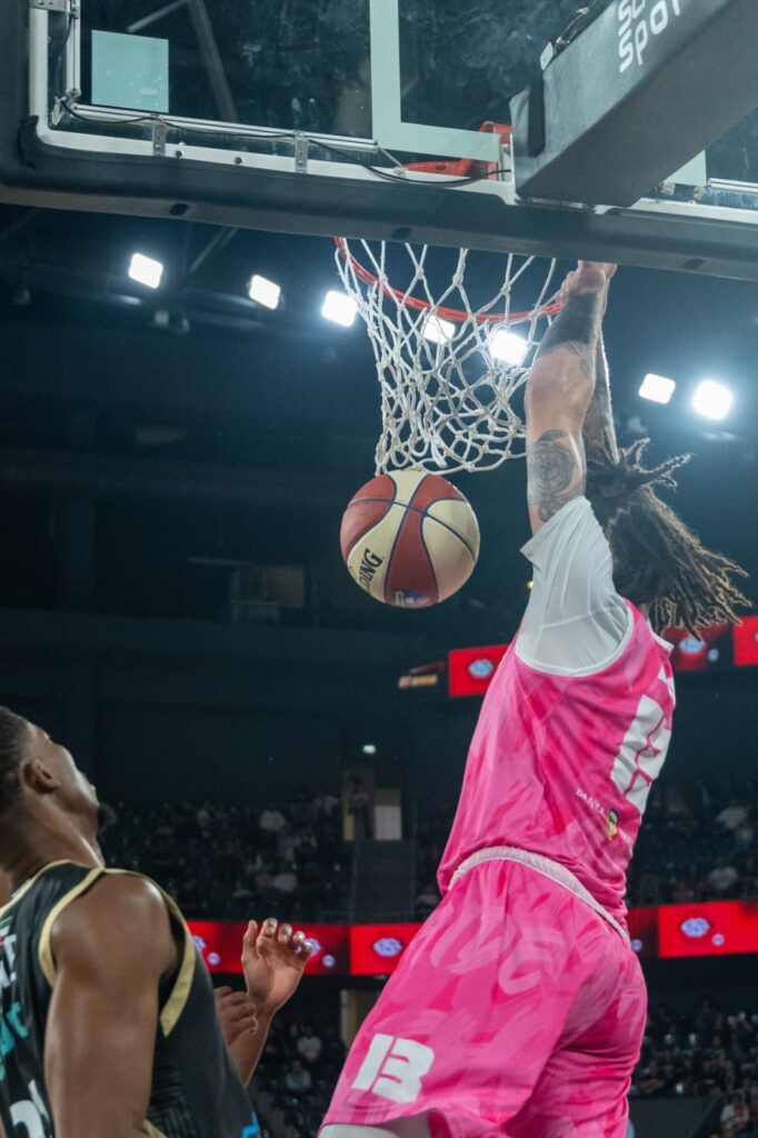 Slam dunk a lui Christian Bishop de la U-BT Cluj-Napoca în timpul partidei de baschet din etapa a 3-a a Grupei B din ABA League, dintre U-BT Cluj-Napoca și Dubai Basketball, disputată în Sala BT Arena din Cluj-Napoca, România, 11 octombrie 2026. ©FOTO / Ciprian Pop / SportPulse