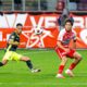 Omar El Sawy de la UTA și Mario Camora de la CFR, în duel în timpul partidei din etapa a 12-a a SuperLigii României, dintre UTA Arad și CFR Cluj, disputată pe Stadionul „Francisc Neuman” din Arad, România, 18 octombrie 2026. ©FOTO / Horvath Tamas / SportPulse