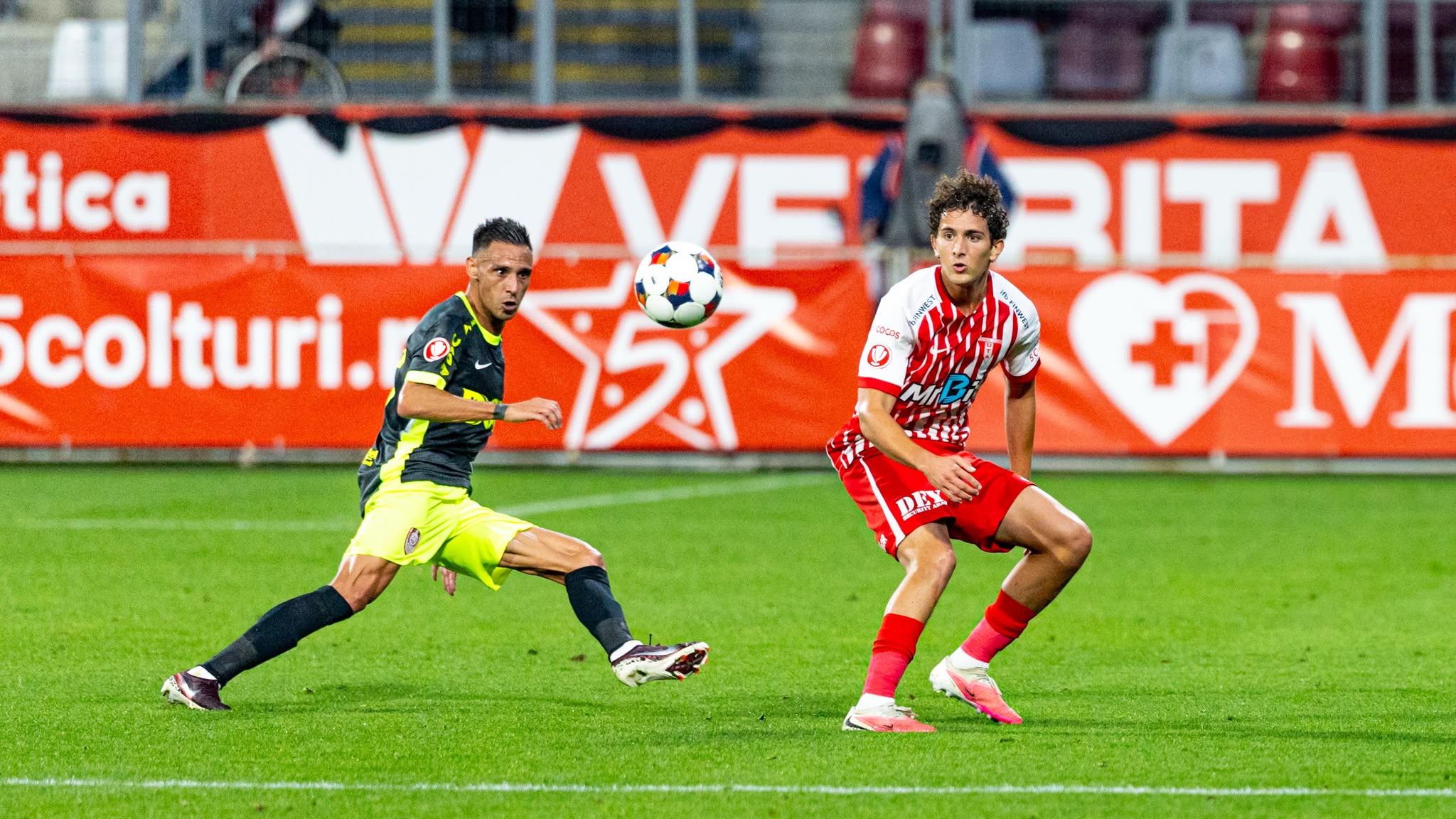 Omar El Sawy de la UTA și Mario Camora de la CFR, în duel în timpul partidei din etapa a 12-a a SuperLigii României, dintre UTA Arad și CFR Cluj, disputată pe Stadionul „Francisc Neuman” din Arad, România, 18 octombrie 2026. ©FOTO / Horvath Tamas / SportPulse