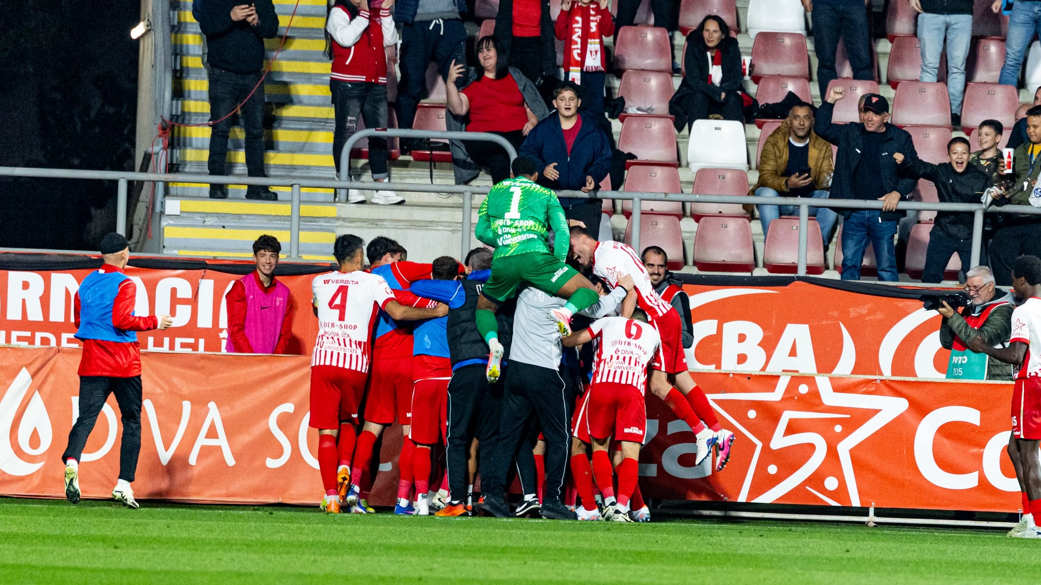 Jucatorii celor de la UTA Arad celebrand ©FOTO / Horvath Tamas / SportPulse